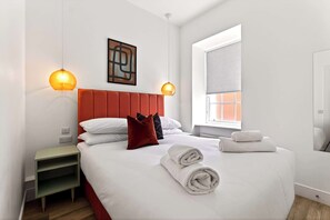 Iron/ironing board, WiFi, bed sheets - Modern City Apartment Just off Buchanan St (Glasgow City)