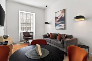 TV, offices - Modern City Apartment Just off Buchanan St (Glasgow City)