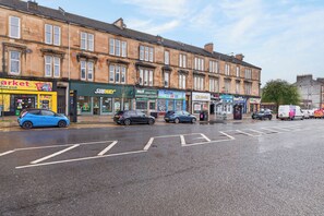 Exterior - Beautiful 4 Bedroom Flat with convenient travel (Glasgow City)