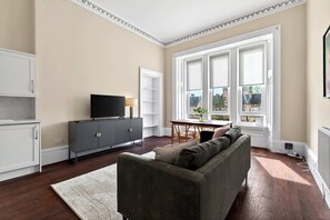 TV - Beautiful 4 Bedroom Flat with convenient travel (Glasgow City)