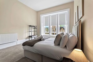Iron/ironing board, WiFi, bed sheets - Beautiful 4 Bedroom Flat with convenient travel (Glasgow City)