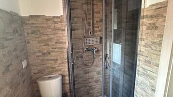 Douche, sĂšche-cheveux, serviettes fournies, savon