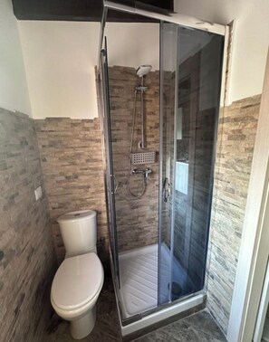 Shower, hair dryer, towels, soap - Vrbo Property (Castiglione di Sicilia)