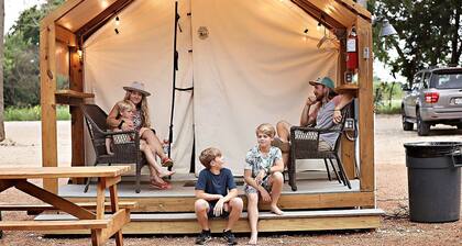 Aquatic Glamping Adventure in Texas: Fantastic Safari Tent by the Cibolo Creek in Marion