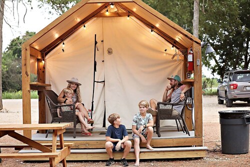 Aquatic Glamping Adventure in Texas: Fantastic Safari Tent by the Cibolo Creek in Marion