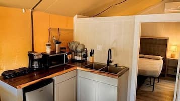 Coffee/tea maker, fridge, microwave, stovetop
