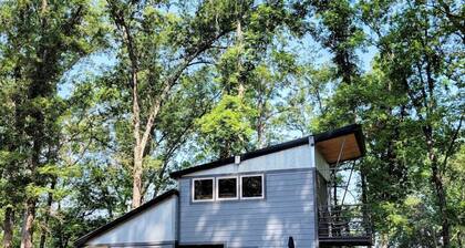 Perfect Glamping Getaway for a Relaxing Vacation with Your Loved One: Pretty Tiny House in Owensville, Missouri