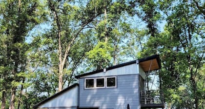 Perfect Glamping Getaway for a Relaxing Vacation with Your Loved One: Pretty Tiny House in Owensville, Missouri