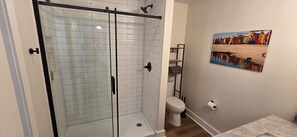 Shower, hair dryer, towels, soap - The Gallery on 5th Avenue, Downtown Wilmington, walkable to everything (Wilmington)