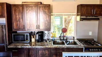 Fridge, oven, stovetop, coffee/tea maker