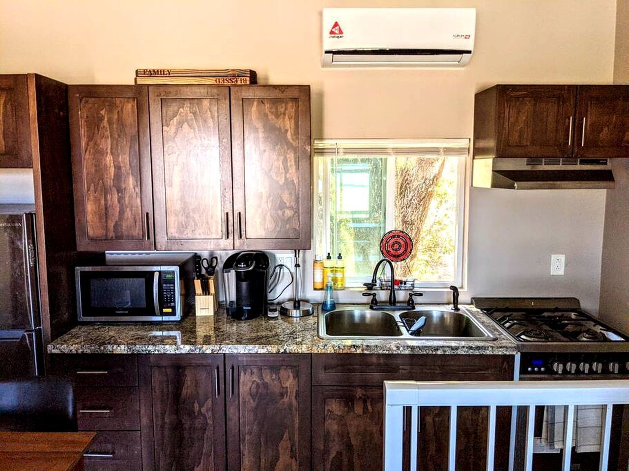Refrigerador, horno, parrilla de estufa y cafetera y tetera 