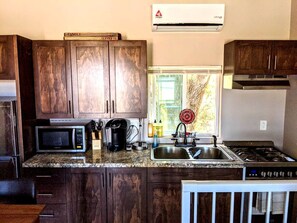 Refrigerador, horno, parrilla de estufa y cafetera y tetera 