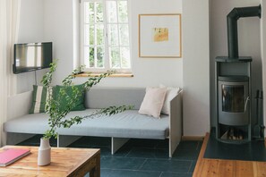 TV, fireplace - Historic carriage house overlooking Havel (Werder (Havel))