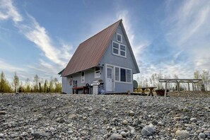 Exterior - Family Adventure Cabin With Lake View, Barn Animals, Kayak Rentals and Trails in Houston, Alaska (Houston)