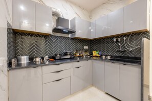 Fridge, coffee/tea maker, electric kettle, cookware/dishes/utensils - The Royal Stay (New Delhi)