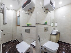 Shower, rainfall showerhead, free toiletries, towels