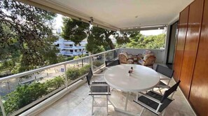 Outdoor dining - Vouliagmeni Lake Central Apartment (Vouliagmeni)