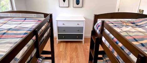 3 habitaciones, tabla de planchar con plancha, wifi y ropa de cama