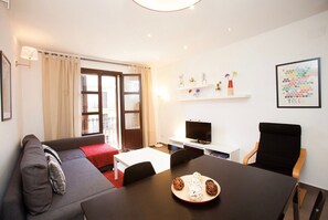 TV, books - Barcelona center family apartment 6 (Barcelona)
