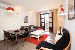 TV, books - Barcelona center family apartment 6 (Barcelona)