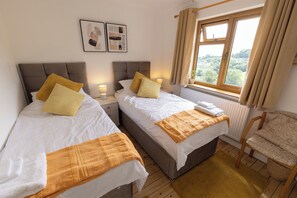 5 bedrooms, iron/ironing board, WiFi, bed sheets - A spacious 5-bedroom countryside retreat with sweeping views across the valleys. (Ruscombe)