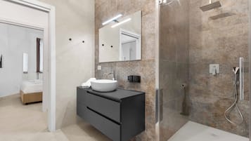 Een douche, een haardroger, een bidet, handdoeken