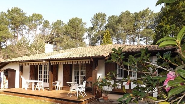 A house with a porch, outdoor seating, and a garden. - Welcoming villa, pets allowed - 6 guests (Vielle-Saint-Girons)