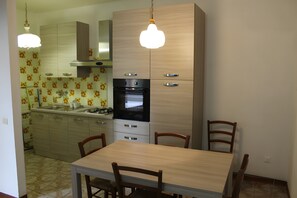 Fridge, microwave, stovetop, coffee/tea maker - Apartment 'Bilocale with Private Garden' and Exclusive Garden (Marina di Bibbona)