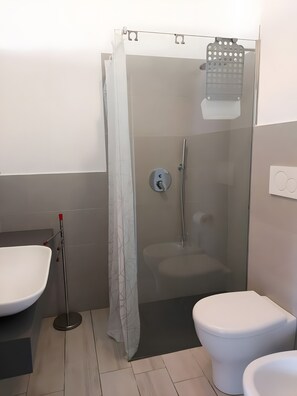 Shower - 'Prestige Apartment' with Shared Pool and Private Garden (Marina di Bibbona)