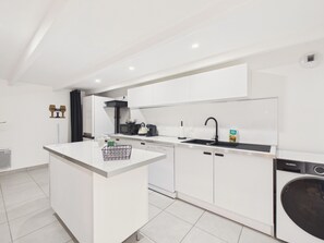Fridge, microwave, oven, dishwasher - Charming family house city center - 8 ppl (Trégunc)