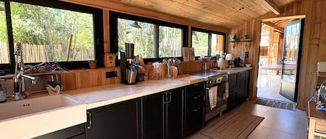Microondas, horno, lavavajillas y cafetera y tetera