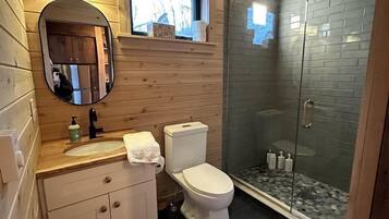 Serviettes fournies, savon, shampoing, papier toilette