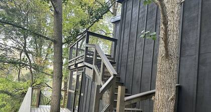Luxurious Glamping Tree House at Starved Rock, Perfect for a Weekend Escape from Chicago