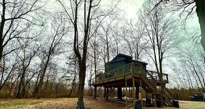 Luxurious Glamping Tree House at Starved Rock, Perfect for a Weekend Escape from Chicago