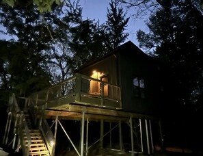 A treehouse with a wooden deck and a staircase leading up to it. - Luxurious Glamping Tree House at Starved Rock, Perfect for a Weekend Escape from Chicago (Ottawa)
