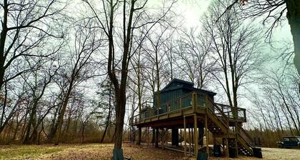 Luxurious Glamping Tree House at Starved Rock, Perfect for a Weekend Escape from Chicago