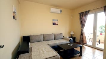 Klassiek appartement, balkon, uitzicht op zee | Woonruimte