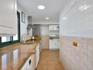 Fridge, microwave, oven, dishwasher - Terraced house with sea view - 8 guests (Casares)