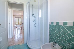 Shower, bidet, towels - A welcoming and charming 77 square meters apartment, perfect for five people, located on the first floor of a building without an elevator.The property is located in Porto San Paolo, a charming coastal town overlooking the Tyrrhenian Sea and an ideal des (Porto San Paolo)