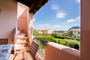 Outdoor dining - A welcoming and charming 77 square meters apartment, perfect for five people, located on the first floor of a building without an elevator.The property is located in Porto San Paolo, a charming coastal town overlooking the Tyrrhenian Sea and an ideal des (Porto San Paolo)