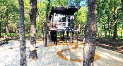 Beautiful Modern Tree House Cabin Surrounded by Trees for a Peaceful Romantic Getaway near Lone Oak, Texas