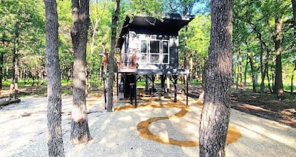 Beautiful Modern Tree House Cabin Surrounded by Trees for a Peaceful Romantic Getaway near Lone Oak, Texas