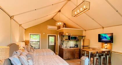 Beautiful Tented Cabin by a Creek - Ideal for a Fun Family Vacation in Seguin, Texas