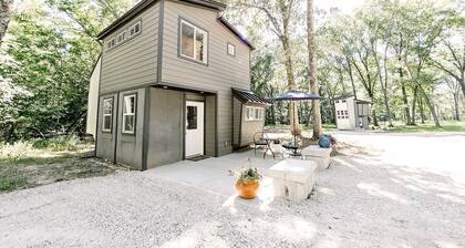 Secluded Tiny House near Owensville, Missouri - Ideal for a Glamping Vacation with Family and Friends