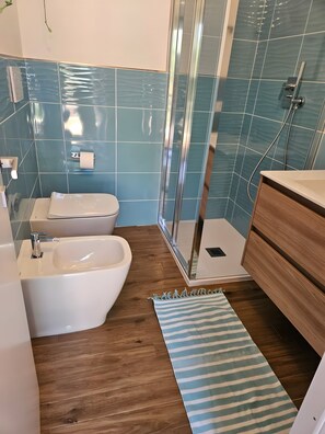 Shower, hair dryer, towels - Holiday Home 'Bigflower’s House Sardinia' with Sea View, Shared Pool and Air Conditioning (Campulongu)