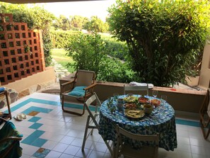 Outdoor dining - Holiday Home 'Bigflower’s House Sardinia' with Sea View, Shared Pool and Air Conditioning (Campulongu)