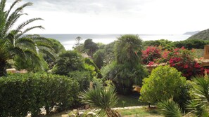 Property grounds - Holiday Home 'Bigflower’s House Sardinia' with Sea View, Shared Pool and Air Conditioning (Campulongu)