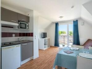 Apartment | Private kitchen - Normandy Coastal Stay for 4 (Parentis-en-Born)