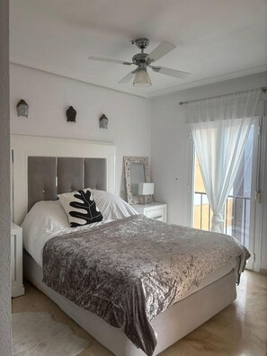 WiFi, bed sheets - Full townhouse with 3 bedrooms. Swimming pool in the complex. Duchess. (MANILVA)