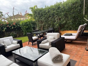 Outdoor dining - Full townhouse with 3 bedrooms. Swimming pool in the complex. Duchess. (MANILVA)